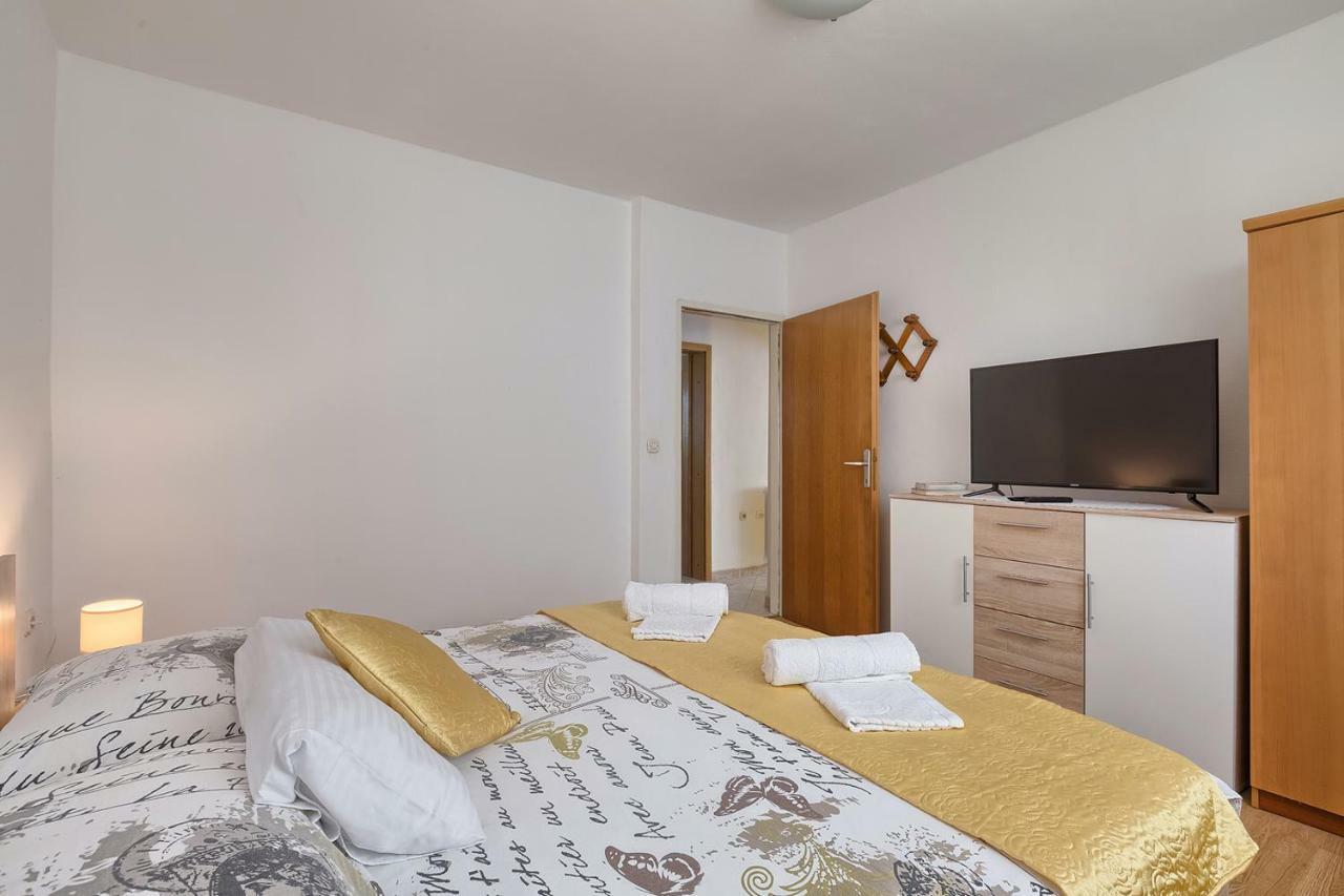 Apartman D&D, Dvorine 63 Banjole Bagian luar foto