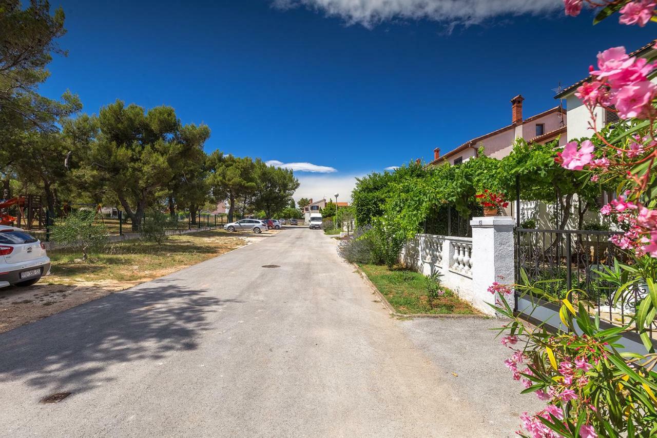 Apartman D&D, Dvorine 63 Banjole Bagian luar foto