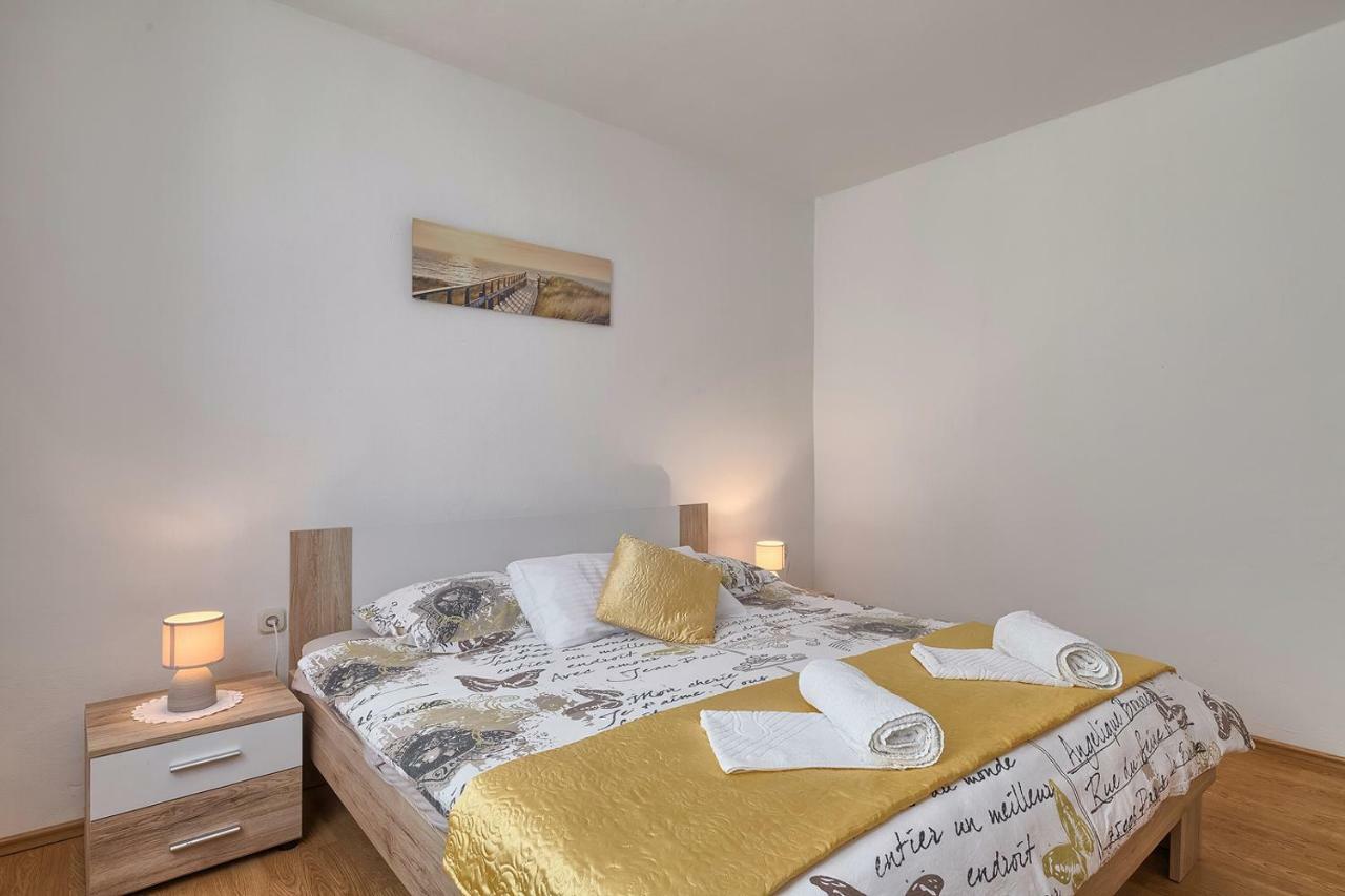 Apartman D&D, Dvorine 63 Banjole Bagian luar foto